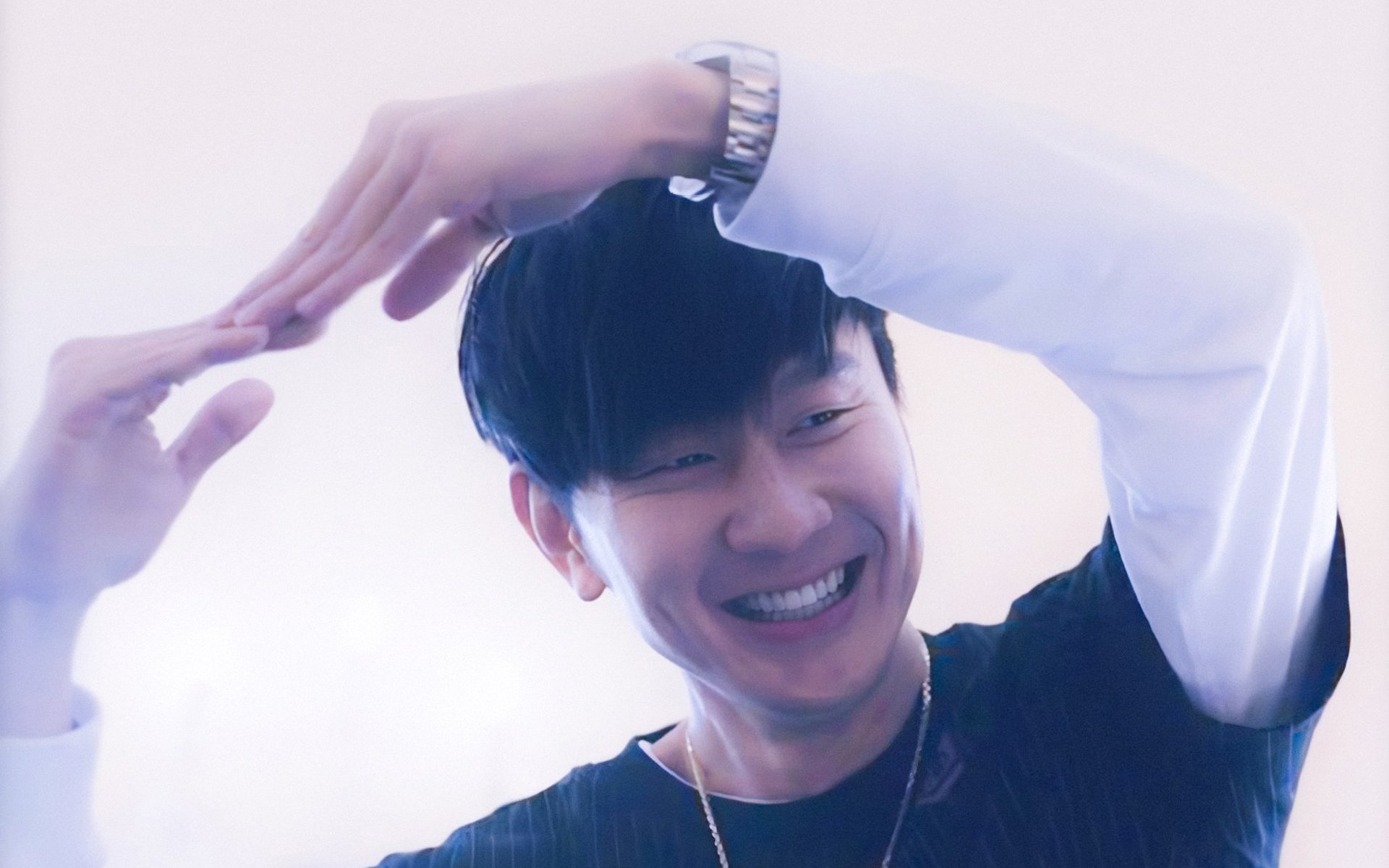 詹姆斯·奥康纳在场上展现出强大的决策能力，詹姆斯奥兰多